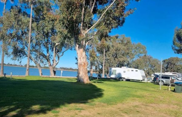 Lake Charm Foreshore Caravan Park